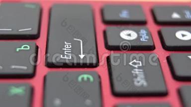 在笔记本电脑`键盘上<strong>输入</strong>人手的特写镜头。 男人`手打字`在键盘上<strong>输入</strong>`。